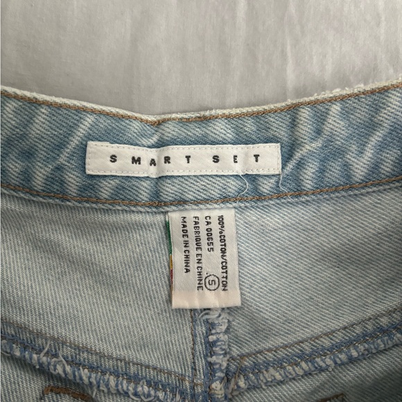 Light wash denim shorts - Picture 3 of 3